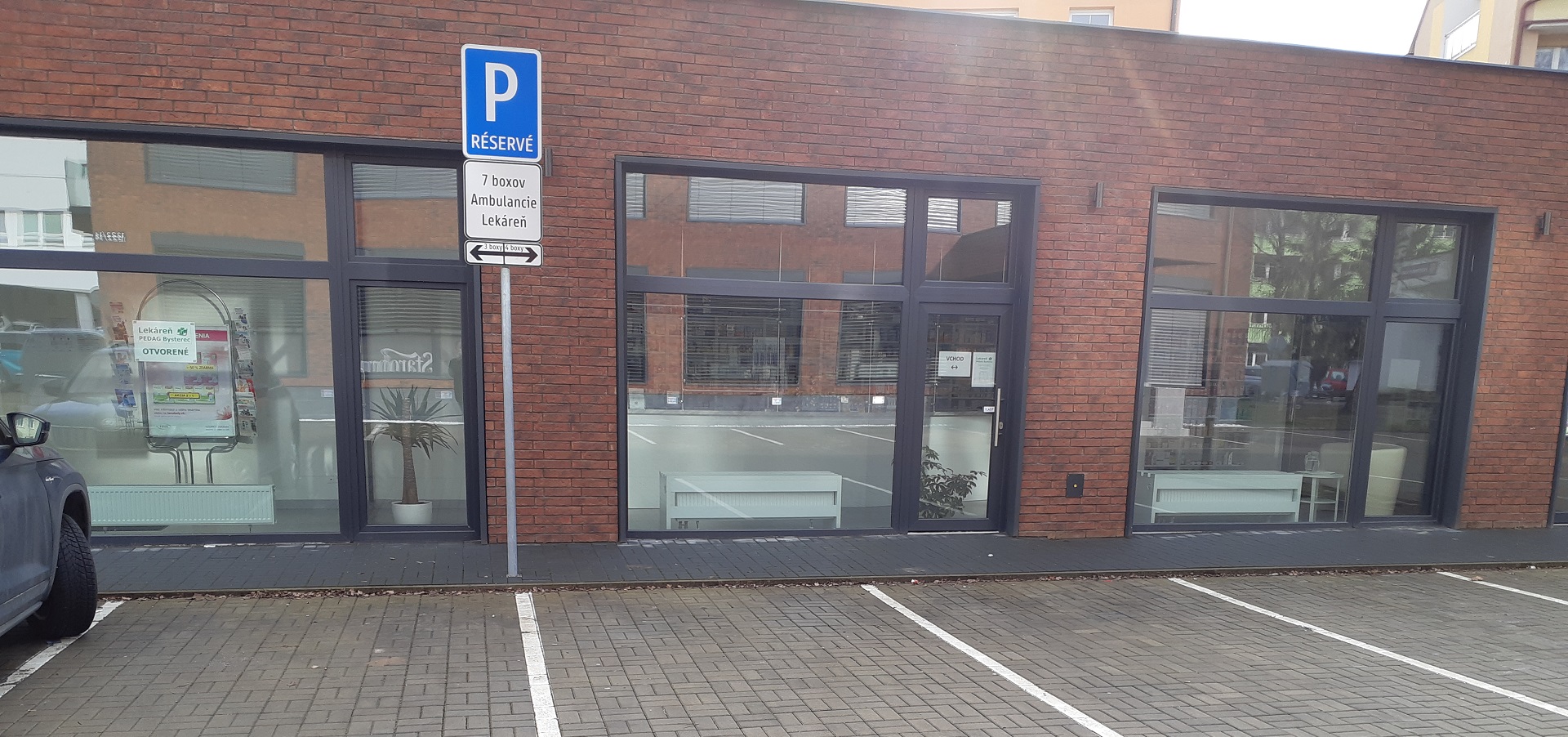 Lekáreň PEDAG Bysterec - Exteriér s parkovaním